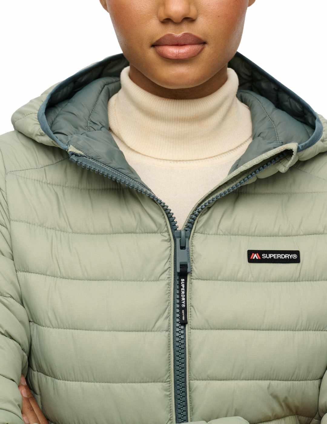 Chaqueta Superdry impermeable verde con capucha de mujer