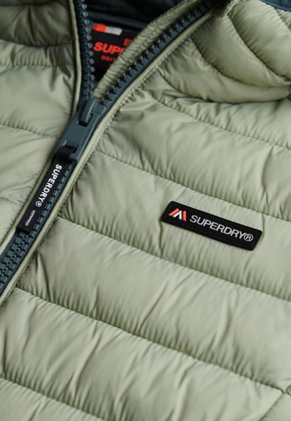 Chaqueta Superdry impermeable verde con capucha de mujer