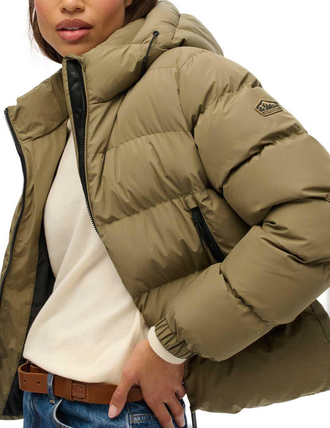 Plumas Superdry Sports impermeable verde caqui para mujer