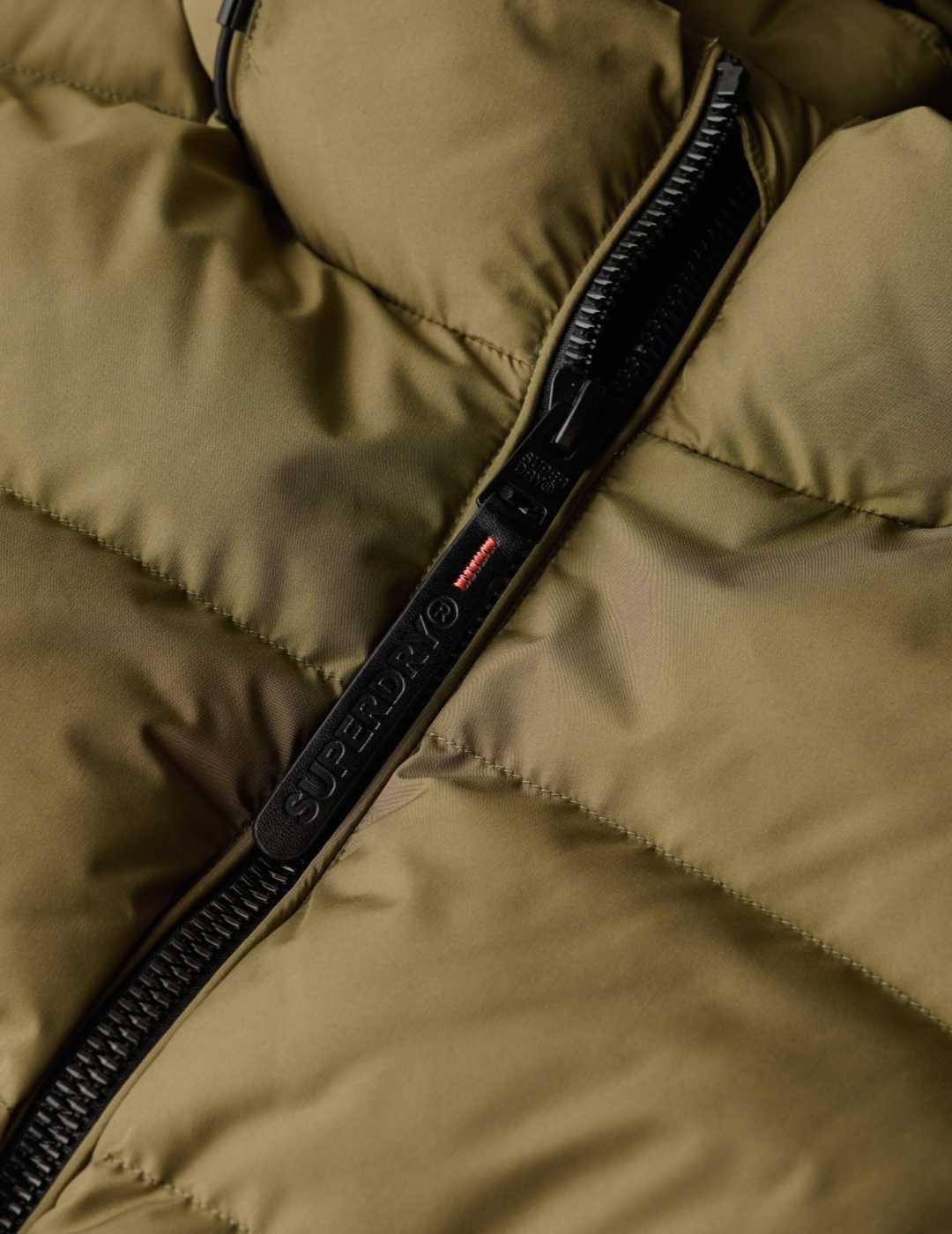 Plumas Superdry Sports impermeable verde caqui para mujer