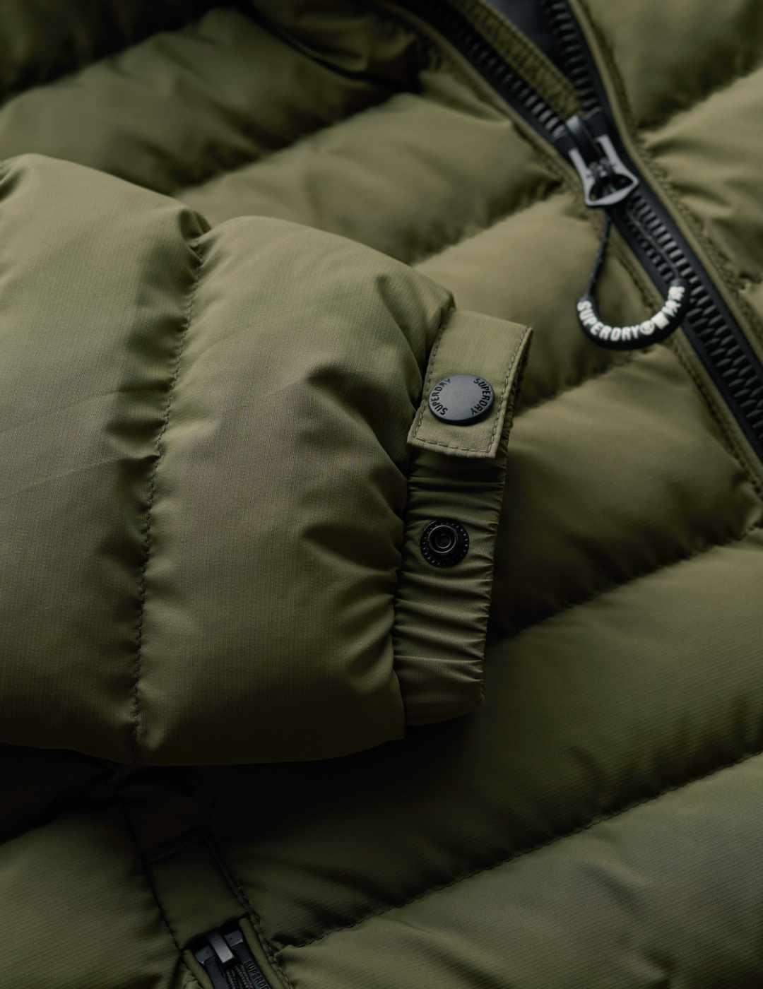 Cazadora Superdry Fuji verde acolchada con capucha de hombre