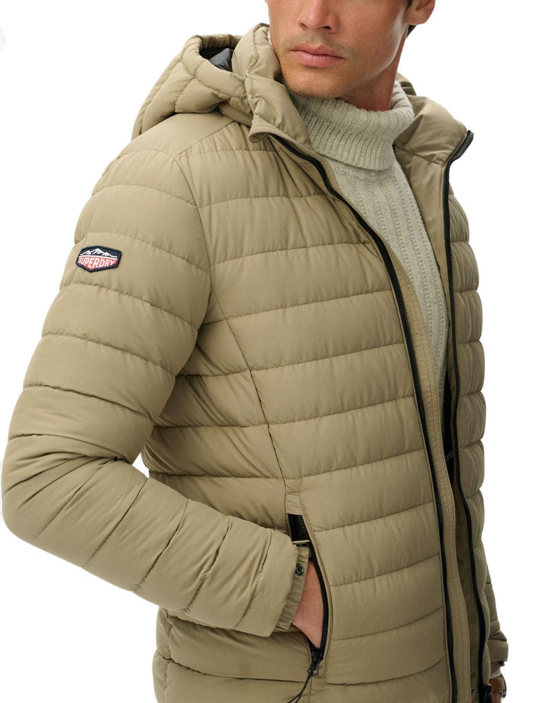 Cazadora Superdry Fuji beige acolchada con capucha de hombre