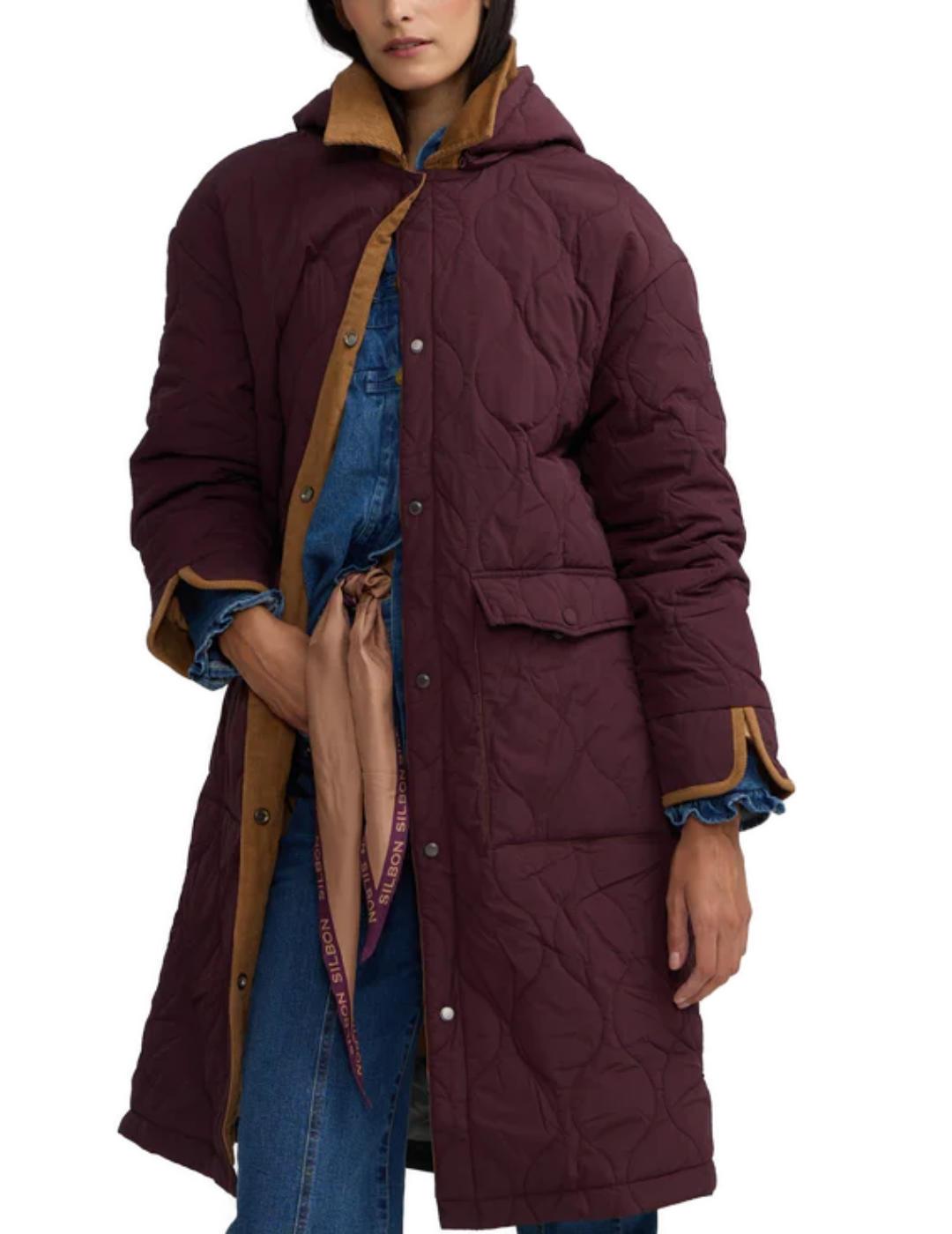 Parka Silbon detalles en pana burdeos acolchada para mujer