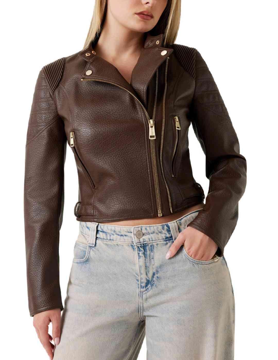 Chaqueta Guess Jeannine marrón polipiel biker para mujer