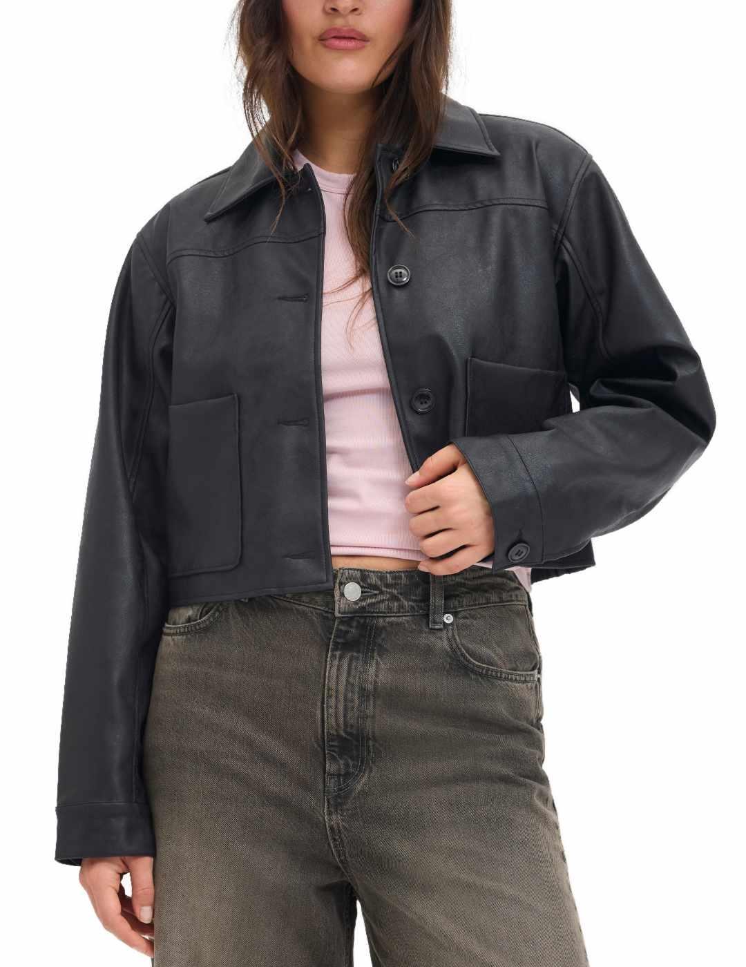 Chaqueta JJXX Mai cropped polipiel negra de mujer