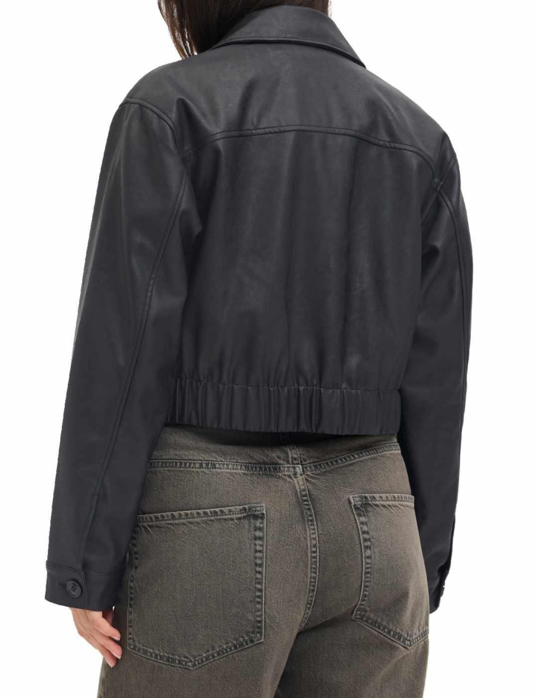 Chaqueta JJXX Mai cropped polipiel negra de mujer