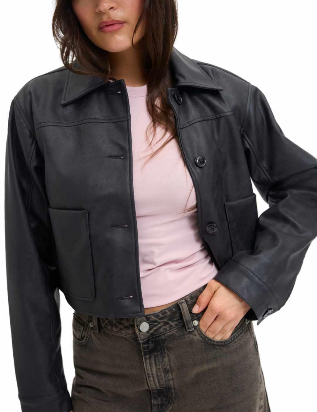 Chaqueta JJXX Mai cropped polipiel negra de mujer