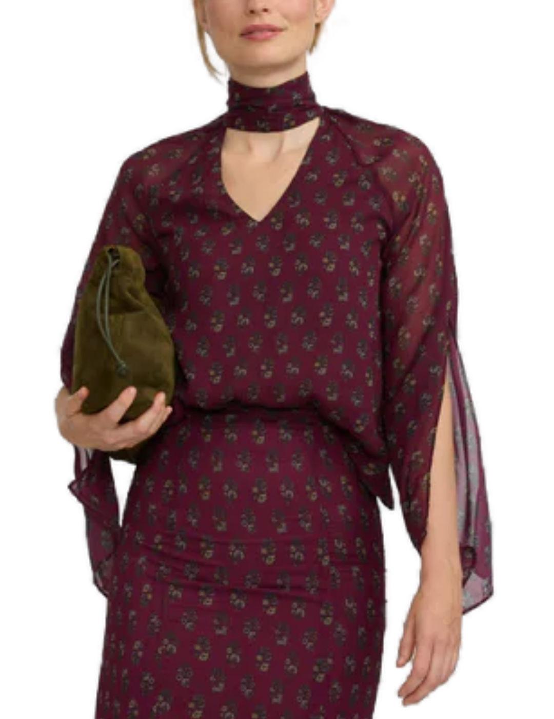 Blusa Silbon estampado motivos burdeos con flores para mujer