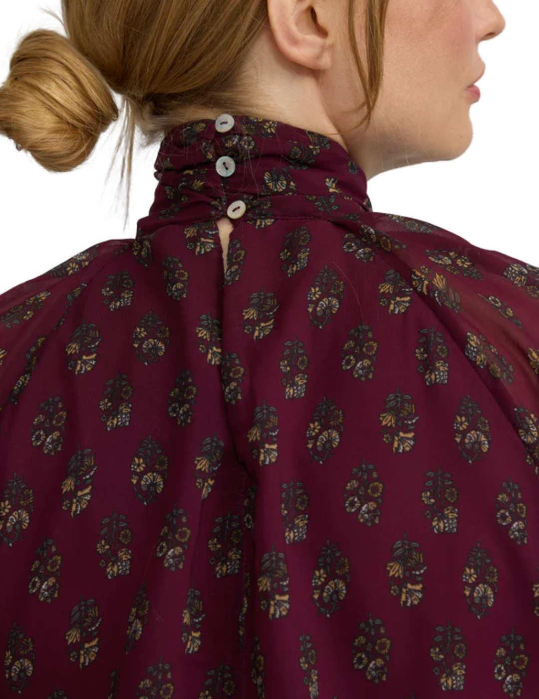 Blusa Silbon estampado motivos burdeos con flores para mujer